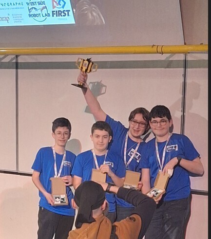 Les_élèves_avec_la_coupe_pour_la_photo_officielle